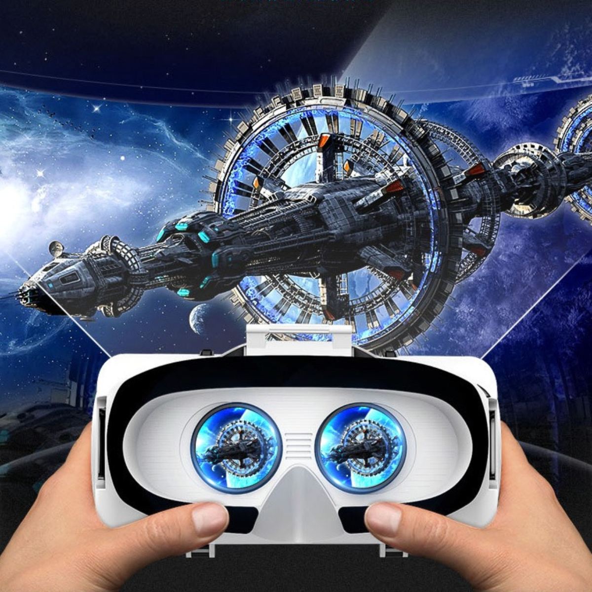 Hände, die ein VR-Headset halten, mit einer futuristischen Raumschiffszene sichtbar.