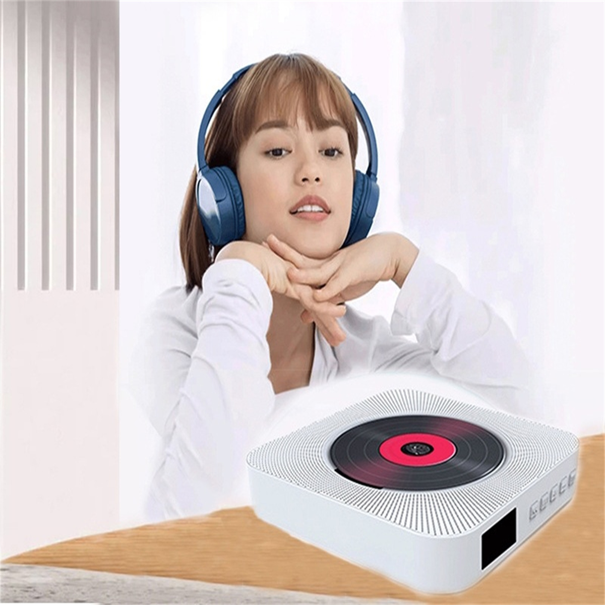Eine Frau mit Kopfhörern. Ein weißer CD-Player befindet sich vor ihr.