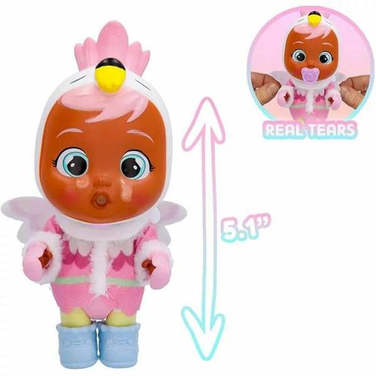 Una muñeca bebé llorando con un gorro de pollo y un traje rosa, con una medida de 5,1 pulgadas.