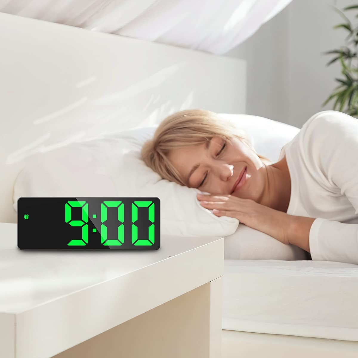 Eine Frau schläft neben einer Uhr, die 9:00 Uhr auf einem Nachttisch anzeigt.
