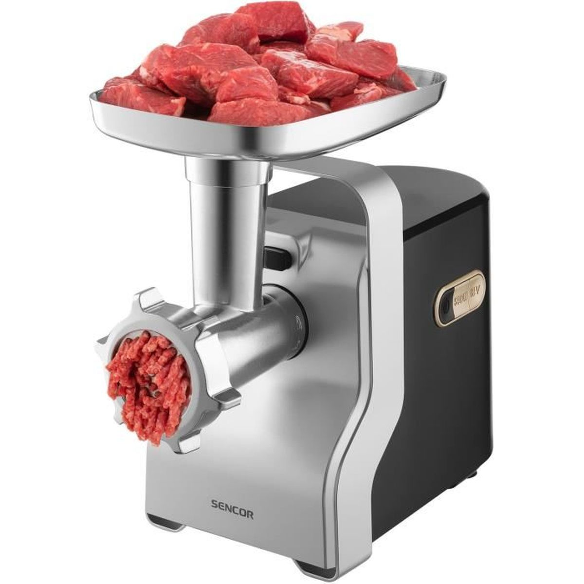 Un tritacarne con un vassoio di carne cruda sopra. La carne macinata esce dalla parte anteriore.