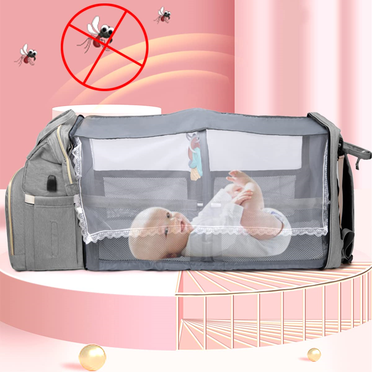 Baby in einem grauen, tragbaren Kinderbett mit Moskitonetz, mit Mücken-Symbol.