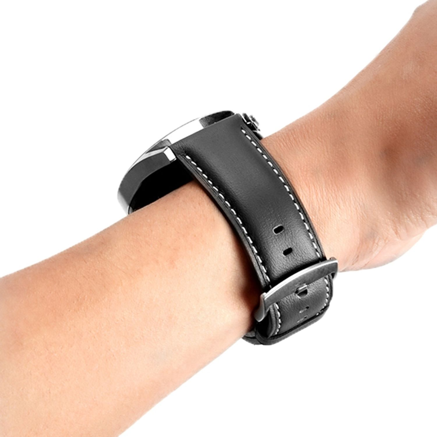 Ein schwarzes Lederarmband an einem Handgelenk. Am Armband ist eine Uhr befestigt.