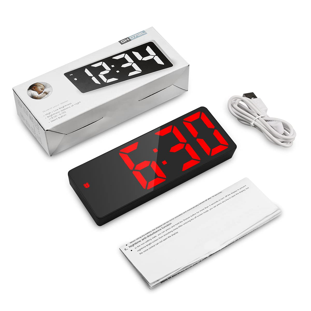 Schwarzer digitaler Wecker mit roten Zahlen, eine weiße Box und ein Ladekabel.