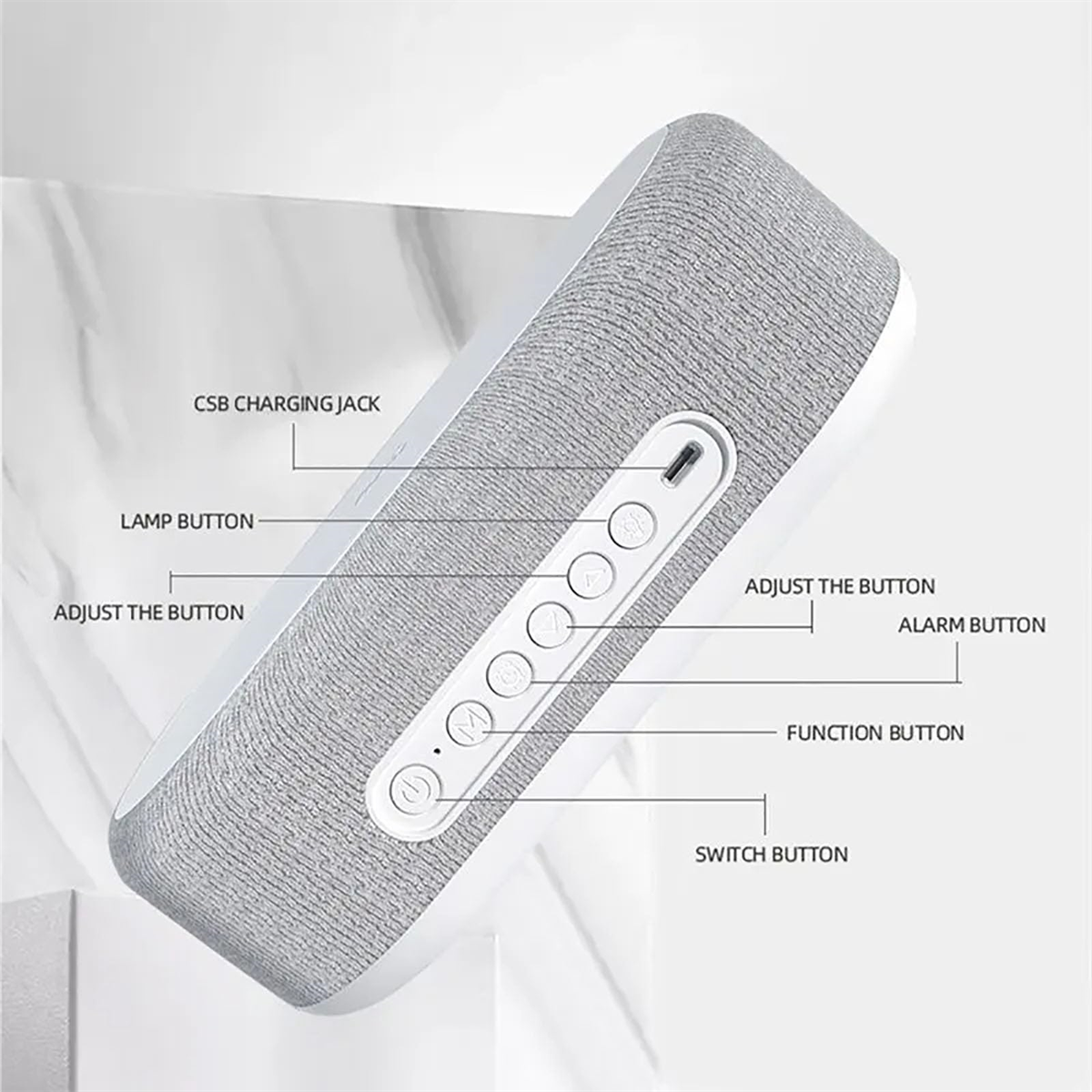 Grauer Lautsprecher mit Knöpfen, beschriftet mit 'CSB CHARGING JACK', 'LAMP BUTTON', 'ADJUST THE BUTTON' usw.