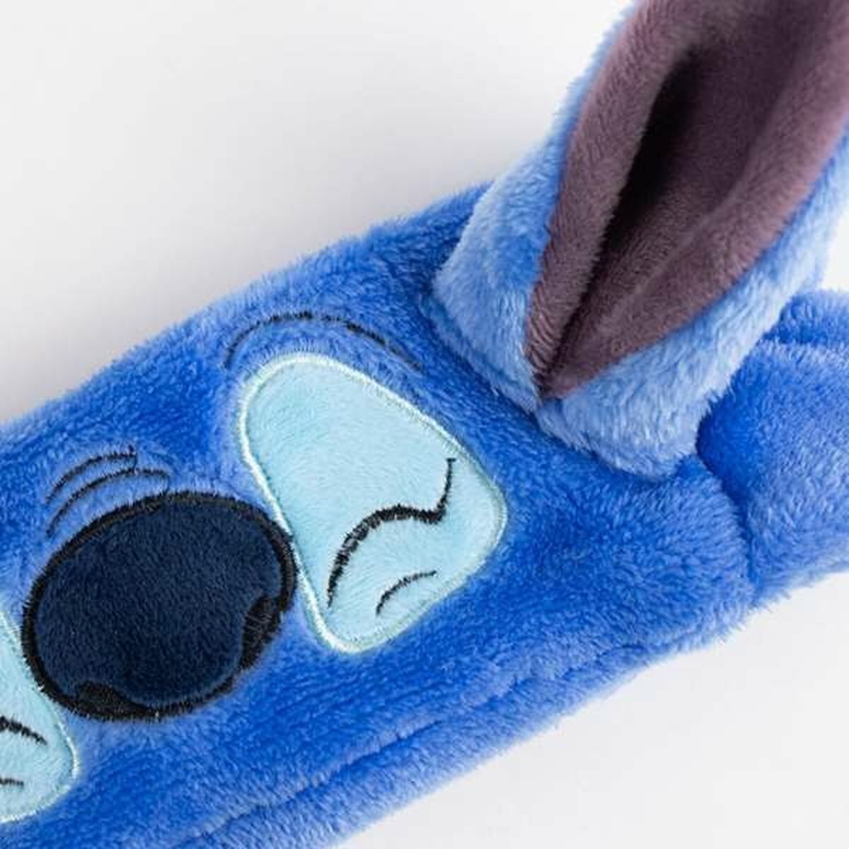 Fascia blu in peluche. Fascia blu in peluche con la faccia di Stitch, compresi occhi, orecchie e naso.