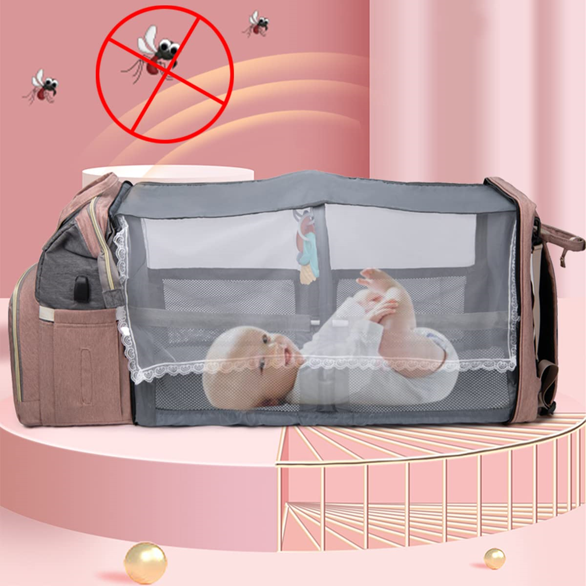Ein Baby in einem tragbaren Kinderbett mit Moskitonetz. Das Bett ist rosa und grau, mit einem Baby darin.
