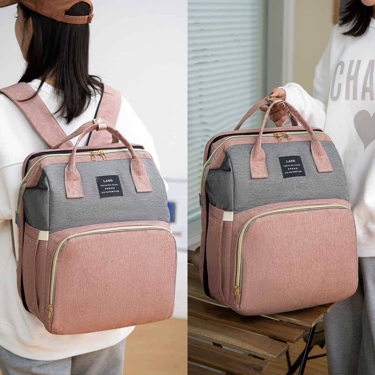 Zwei Frauen mit einer rosa-grauen Wickeltasche, eine trägt sie als Rucksack.