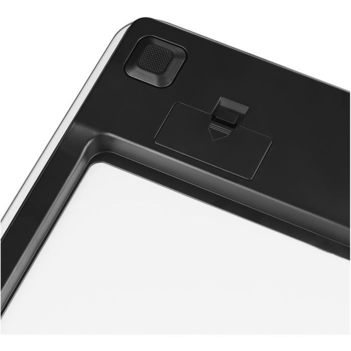 Nahaufnahme der Oberseite einer schwarzen Digitalwaage. Ein kleiner quadratischer Knopf und ein Batteriefach sind sichtbar.