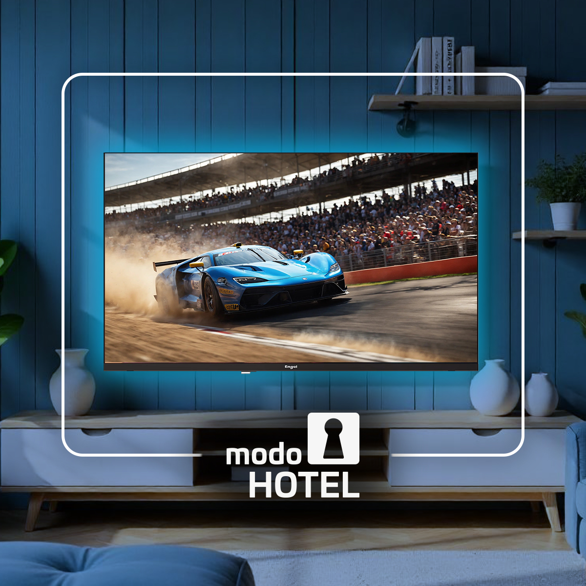 Niebieski samochód wyścigowy na ekranie TV, niebieska ramka. Salon.