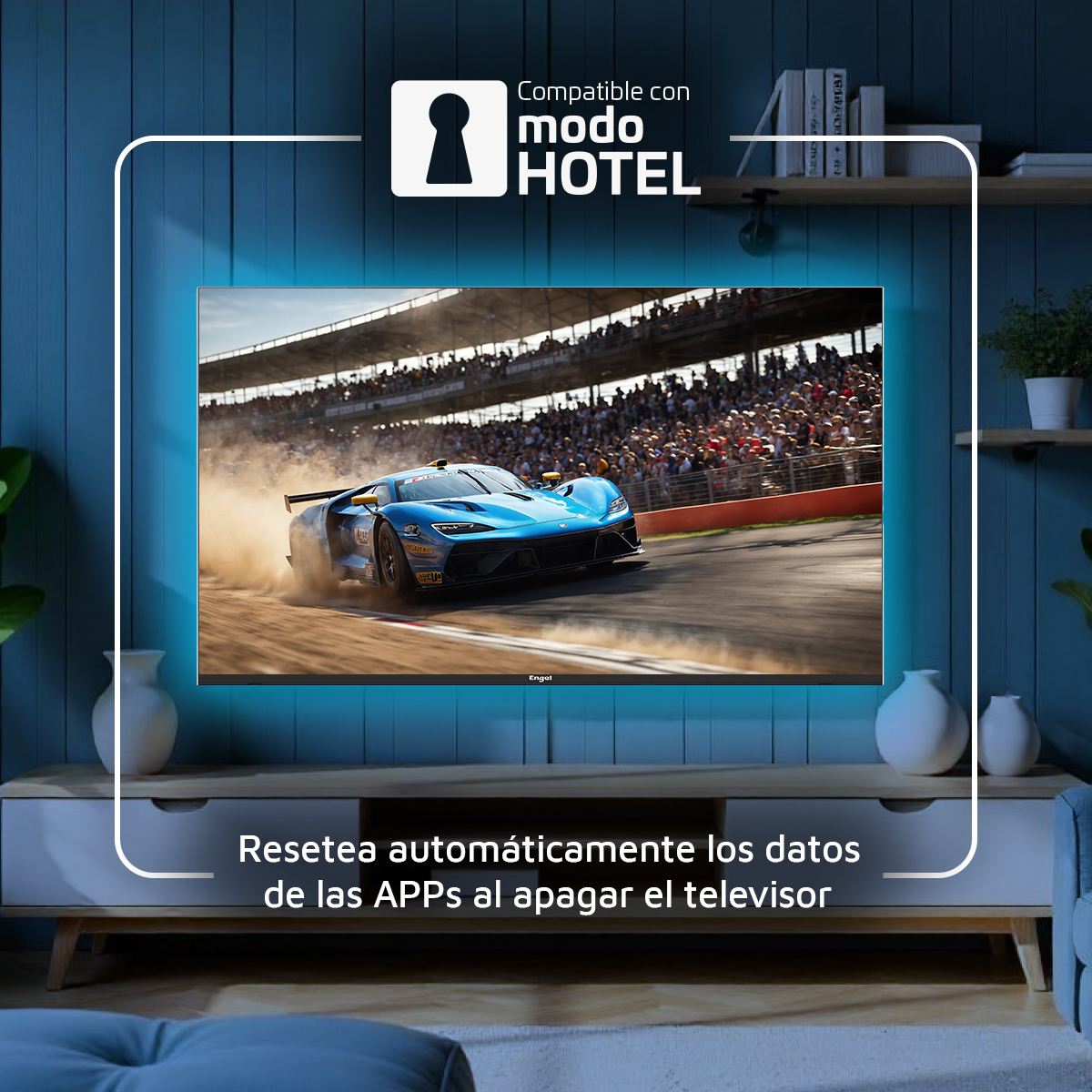 La pantalla del televisor muestra un coche de carreras azul, con un letrero de 'Modo Hotel'. El televisor descansa sobre un mueble, con luces azules.