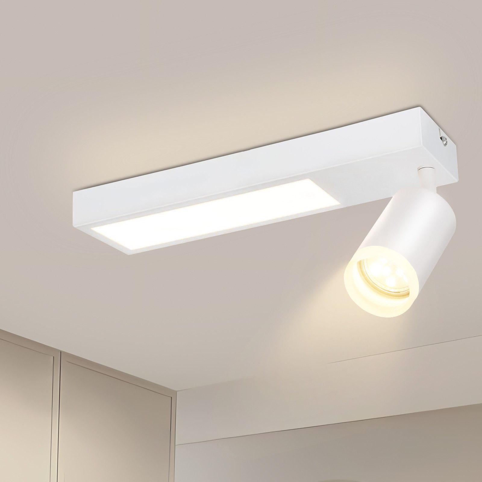 Luce da soffitto bianca con un faretto e un pannello, montata su un soffitto bianco.