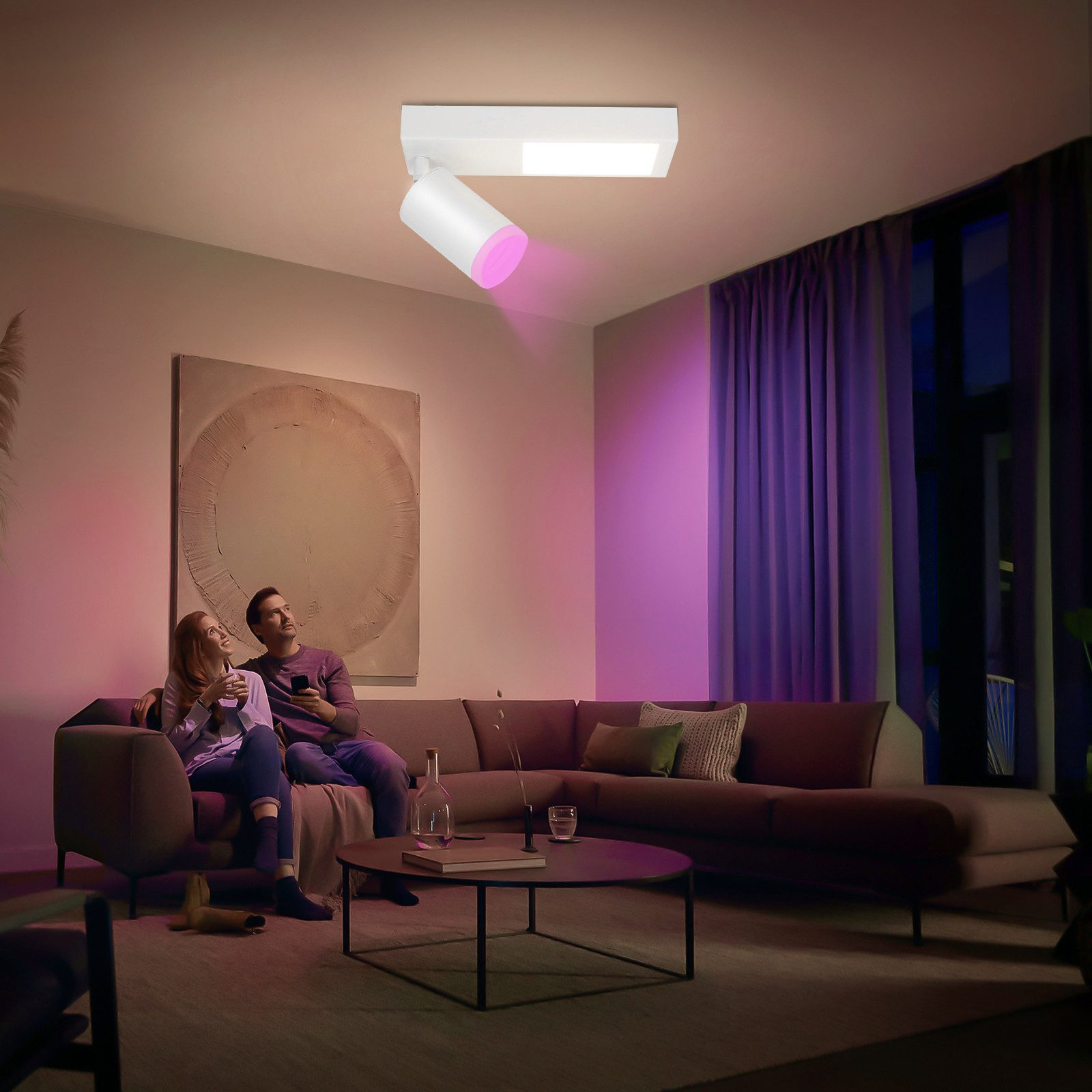 Un moderno apparecchio di illuminazione a soffitto con un design a spirale, che illumina un soggiorno.