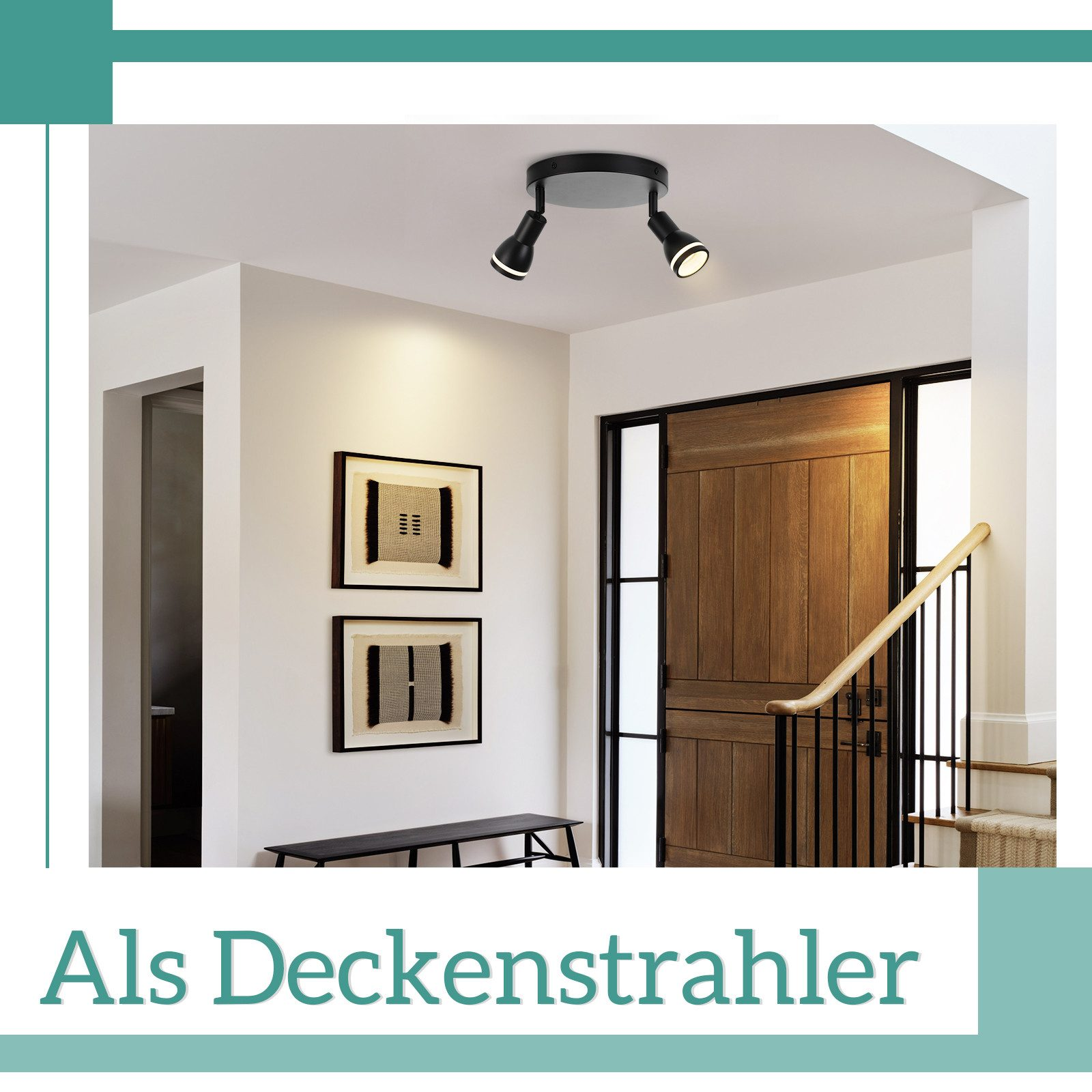 Un corridoio con faretti a soffitto, arte e una porta in legno. Le pareti sono bianche.