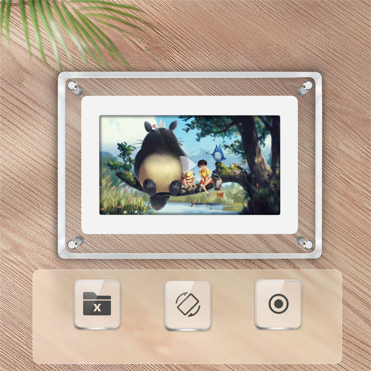 Ein digitaler Rahmen zeigt eine Totoro-Szene. Unten befinden sich Tasten. Der Rahmen befindet sich auf einem Holzgrund.