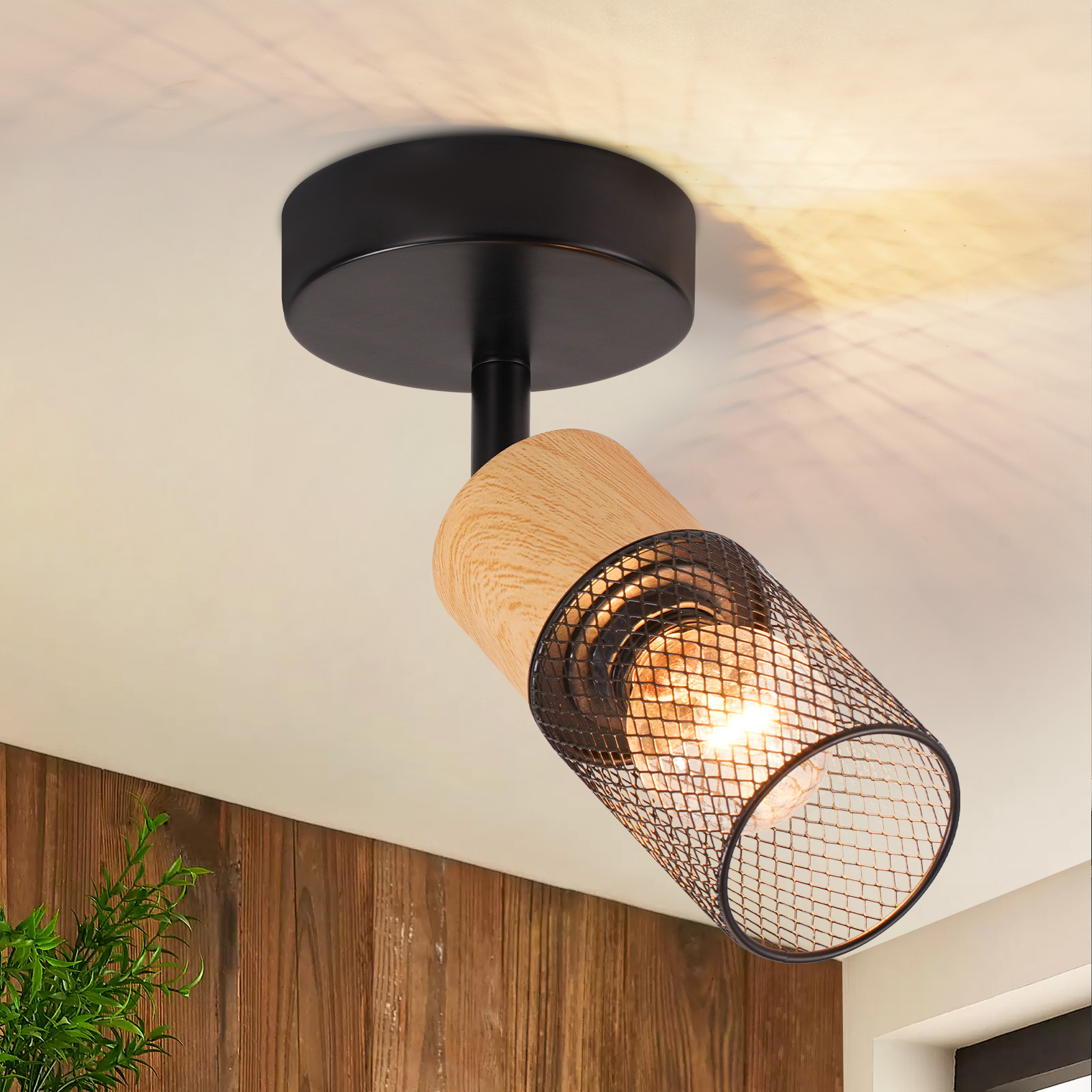 Faretto da soffitto con paralume in legno e rete metallica, montato su base circolare nera.