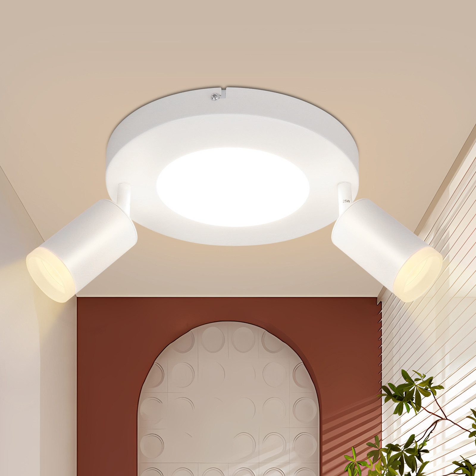 Plafoniere con due faretti bianchi e una luce centrale.