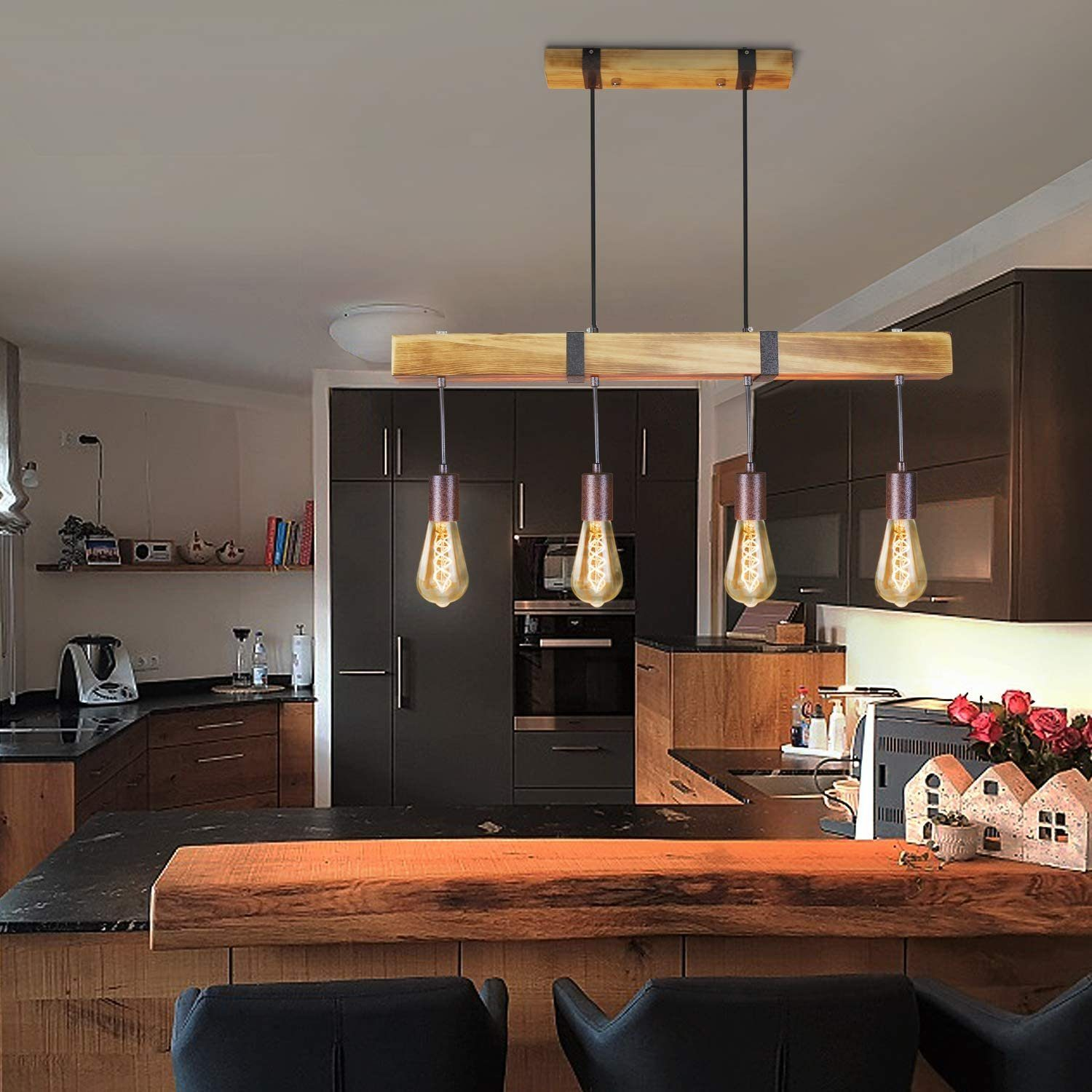 Un lampadario a trave in legno con quattro lampadine Edison a sospensione.