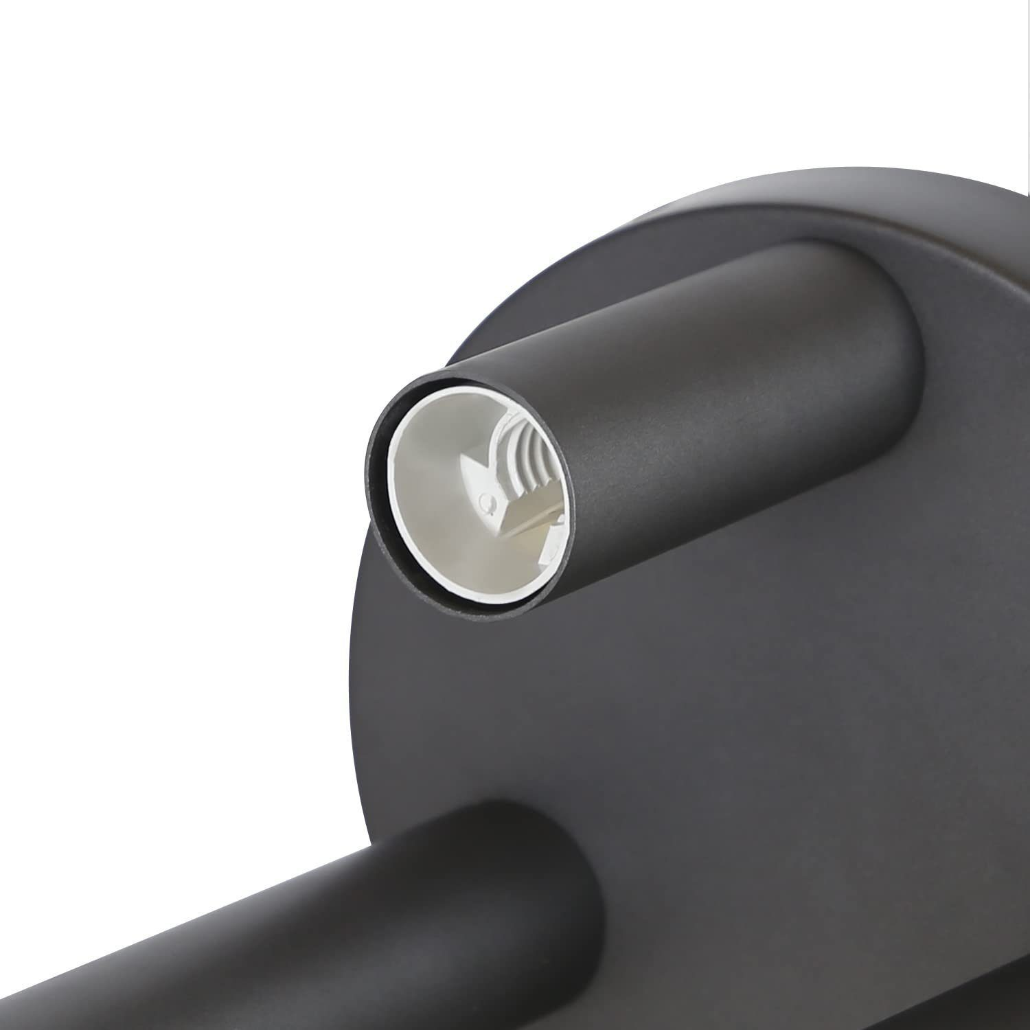 Primo piano di un apparecchio di illuminazione nero. Il portalampada è visibile, con un interno bianco.