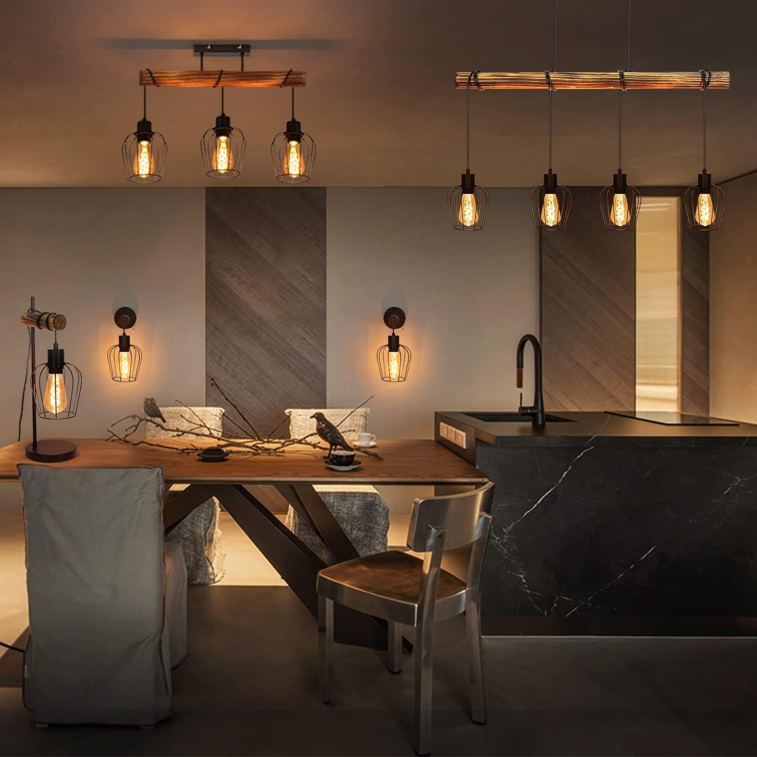 Esszimmer mit Hängelampen. Holztisch und Stühle, Seitenlampen und eine dunkle Küche.