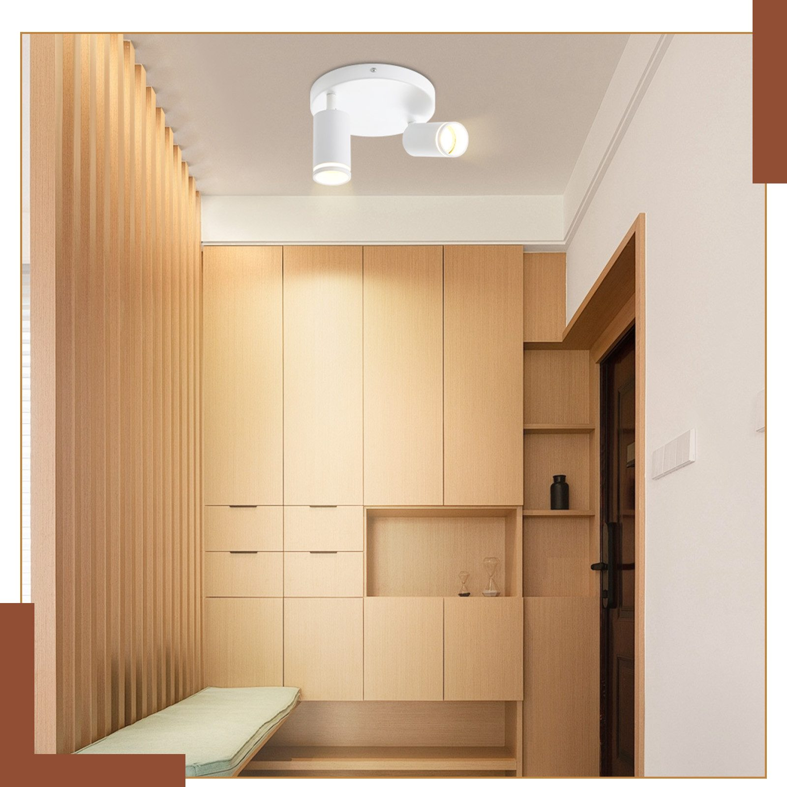 Ujęcie wnętrza z oświetleniem wpuszczanym. Scena ma drewniane panele, szafki i jasny sufit, z drzwiami.