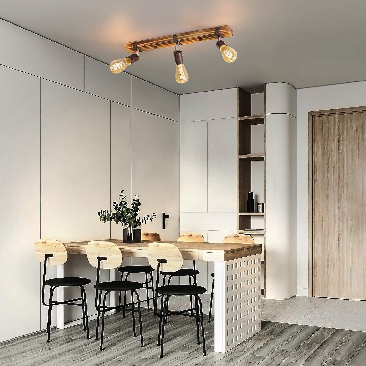 Cucina moderna con tavolo da pranzo, sedie e binario in legno con lampadine.