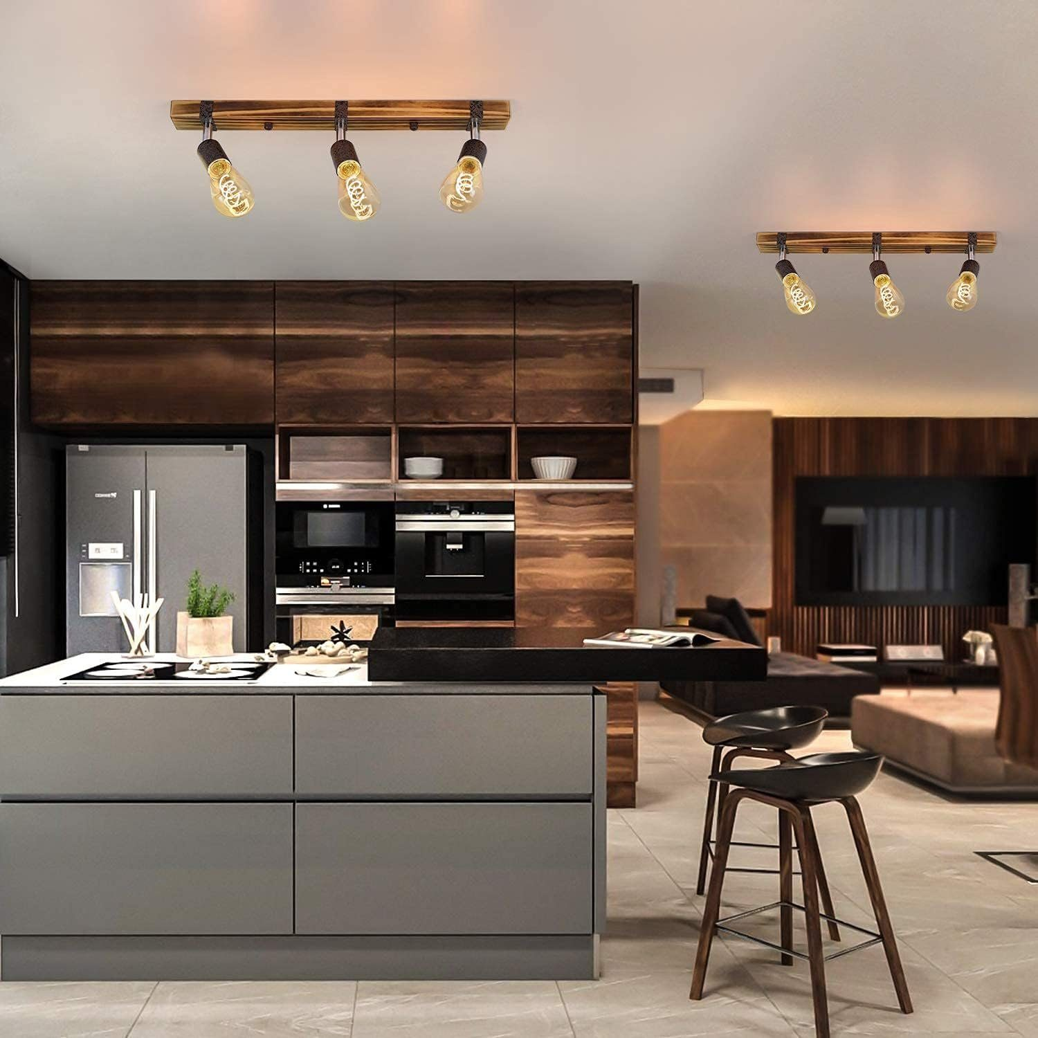 Cucina moderna con mobili in legno scuro e due lampade. Ogni lampada ha tre lampadine Edison.