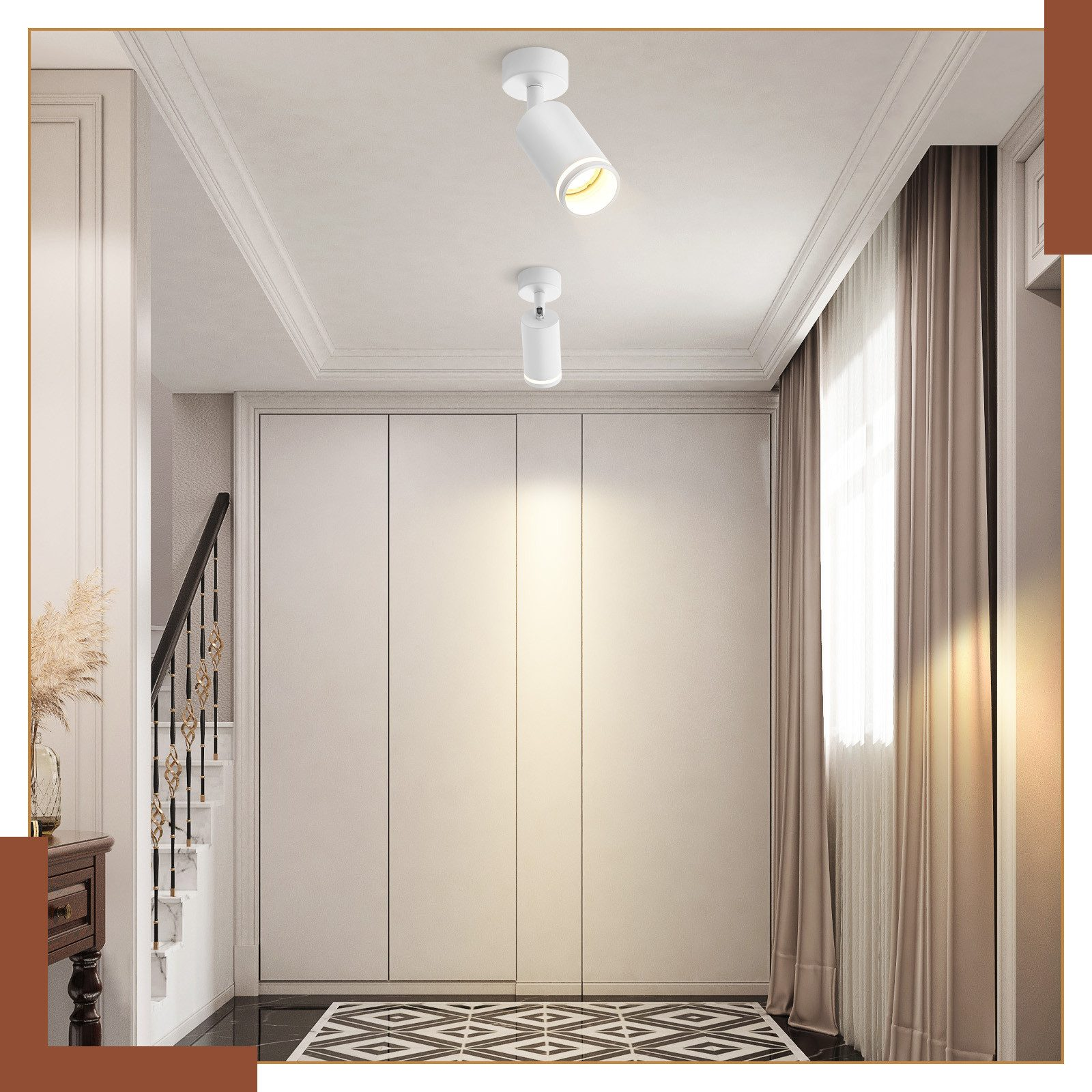 Due faretti bianchi su un soffitto bianco in un corridoio con pareti dai colori neutri e una porta.