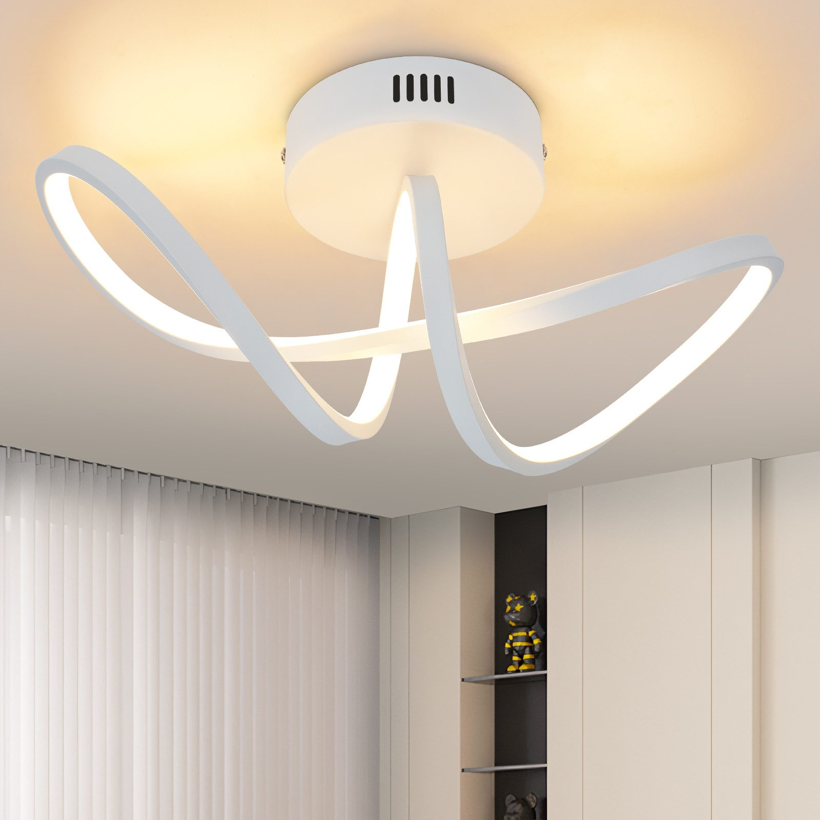 Una moderna plafoniera bianca con un design unico e fluido. La luce è accesa.