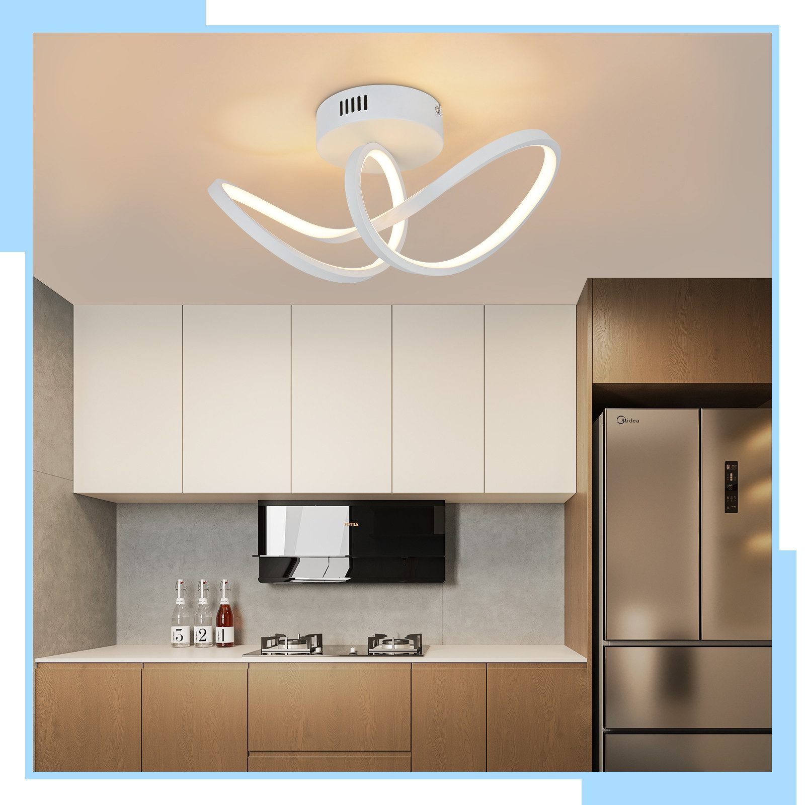 Lampada da soffitto bianca e moderna con un design curvo installata in una cucina sopra un piano di lavoro.