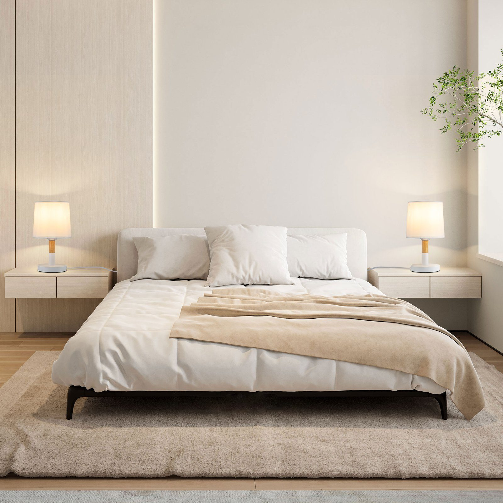 Sypialnia z łóżkiem, stolikami nocnymi z lampami, beżowym dywanem i białymi ścianami. Neutralne odcienie.