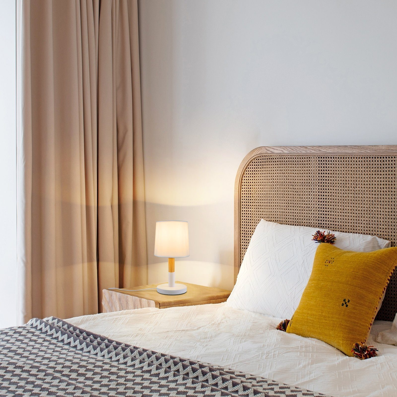 Oświetlenie sufitowe w domu ze stołem, krzesłami i rośliną.