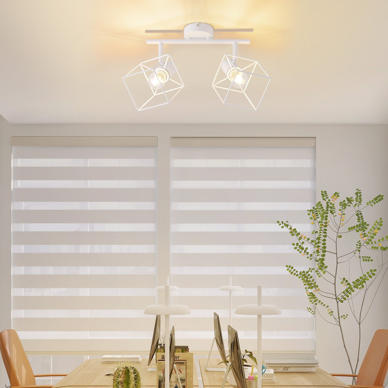 Lampada da soffitto con due paralumi geometrici bianchi. Le tende coprono la finestra dietro una scrivania.