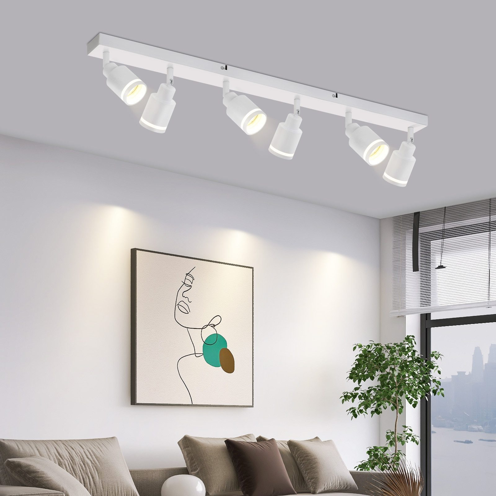 Due luci nere con dettagli dorati su un soffitto bianco, con cucina sullo sfondo.