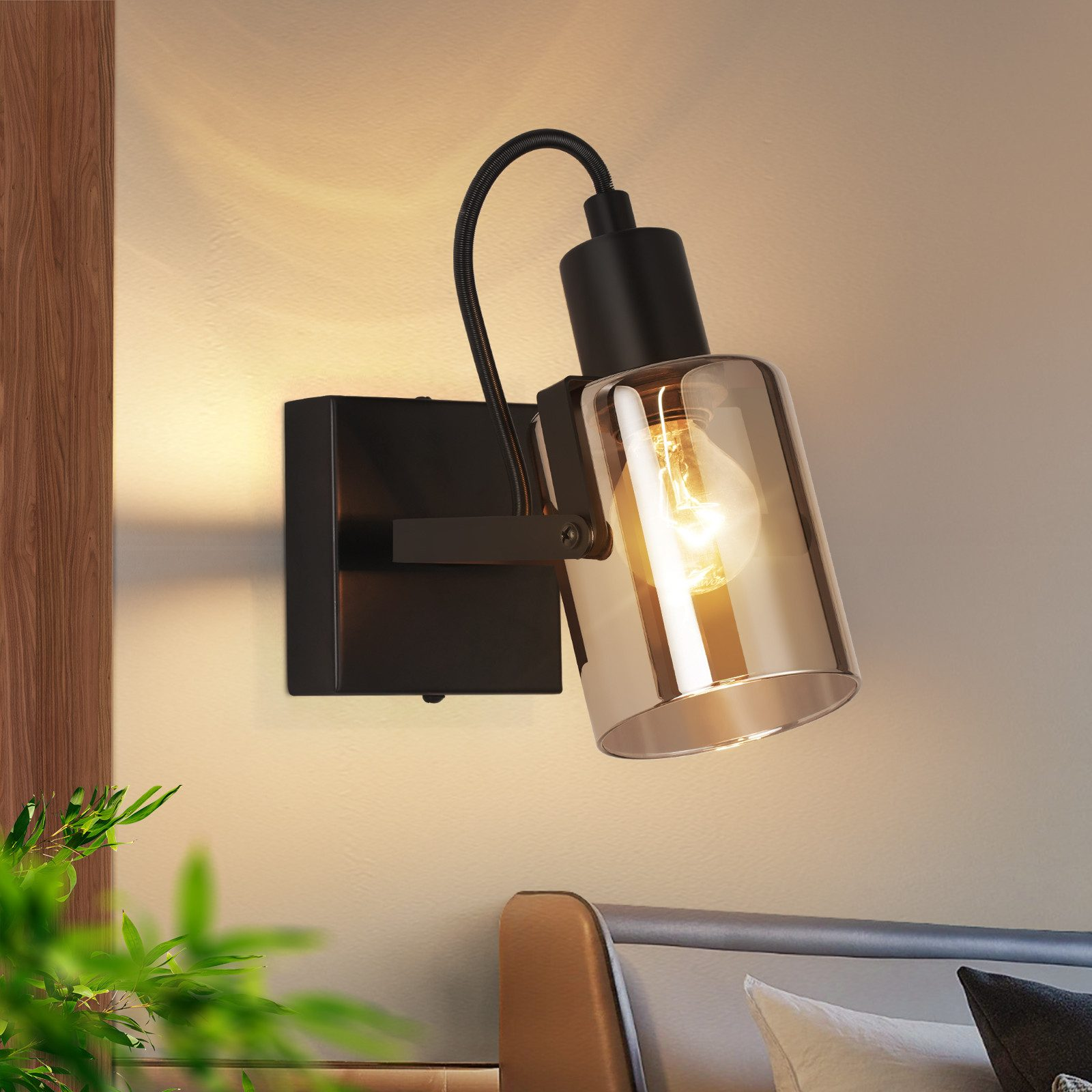 Faretto nero a parete con paralume in vetro. Lampadina all'interno.