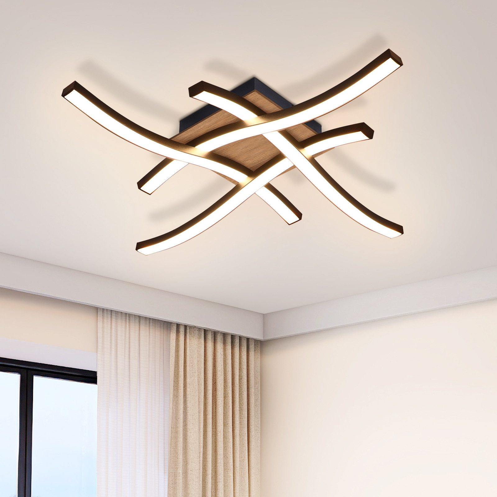Una lámpara de techo con base de madera y luces blancas curvas, en una habitación blanca.