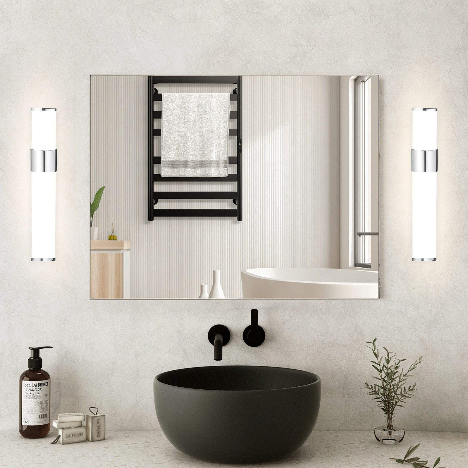 Badezimmer mit großem Spiegel, schwarzem Waschbecken, Handtuchwärmer und zwei vertikalen Lichtern.