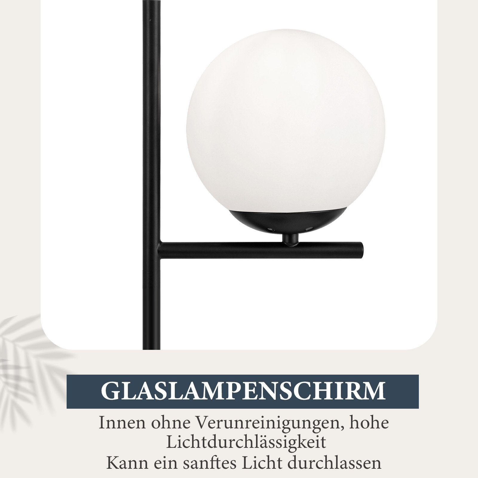 Primo piano di una lampada in bianco e nero con paralume rotondo in vetro bianco e struttura in metallo nero.