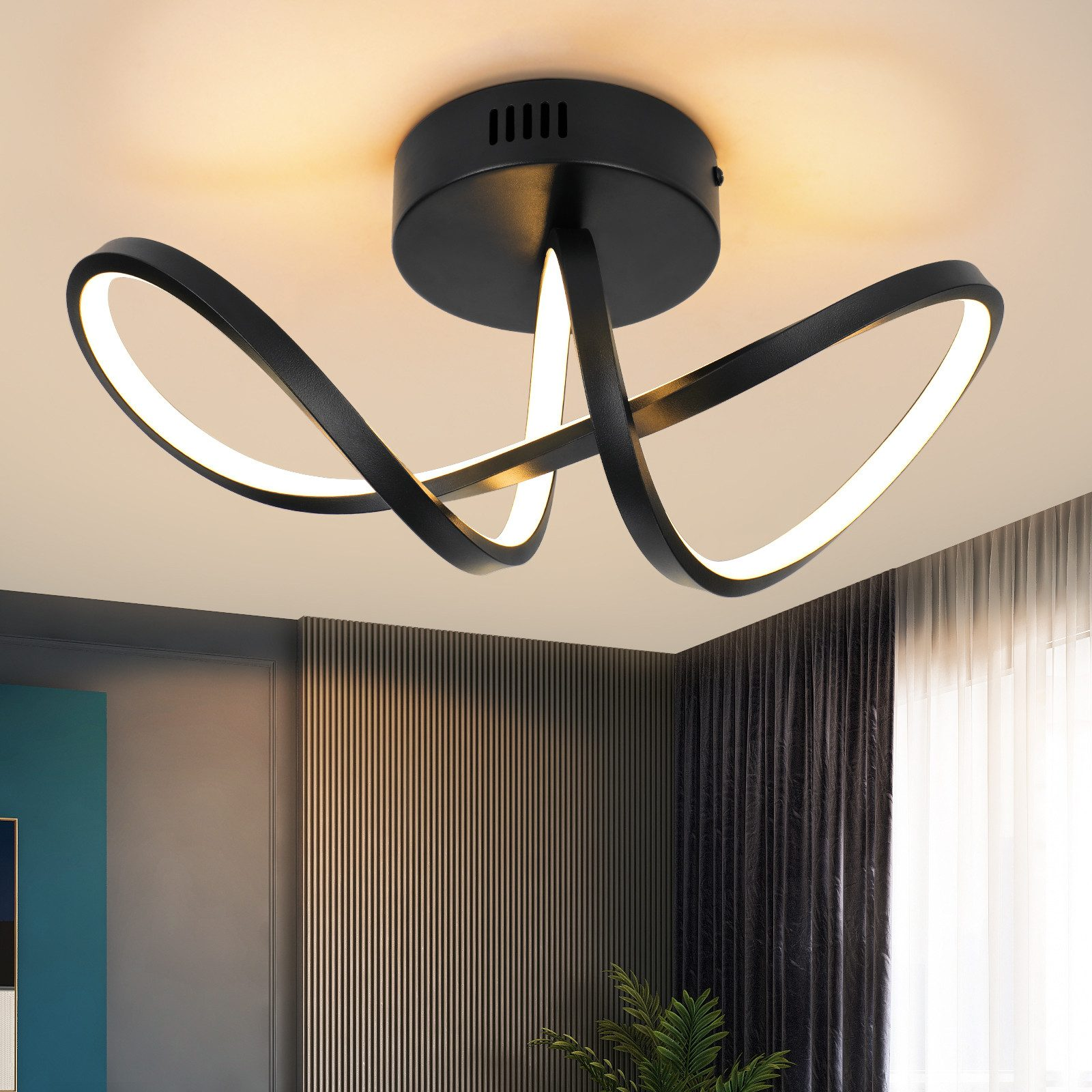 Un lampadario nero e moderno con tre elementi luminosi ad anello.