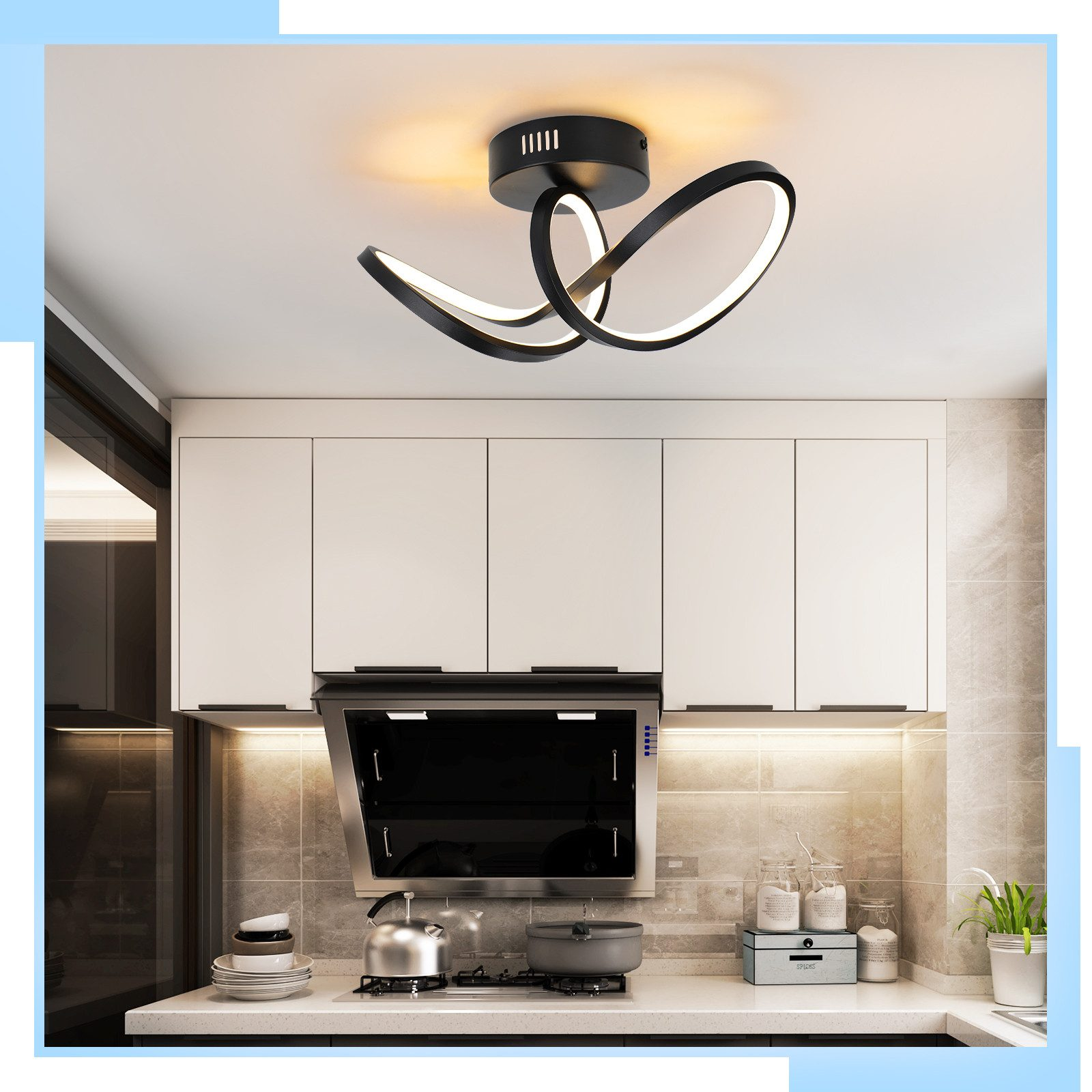 Cucina moderna con mobili bianchi, una cappa nera e un lampadario decorativo.