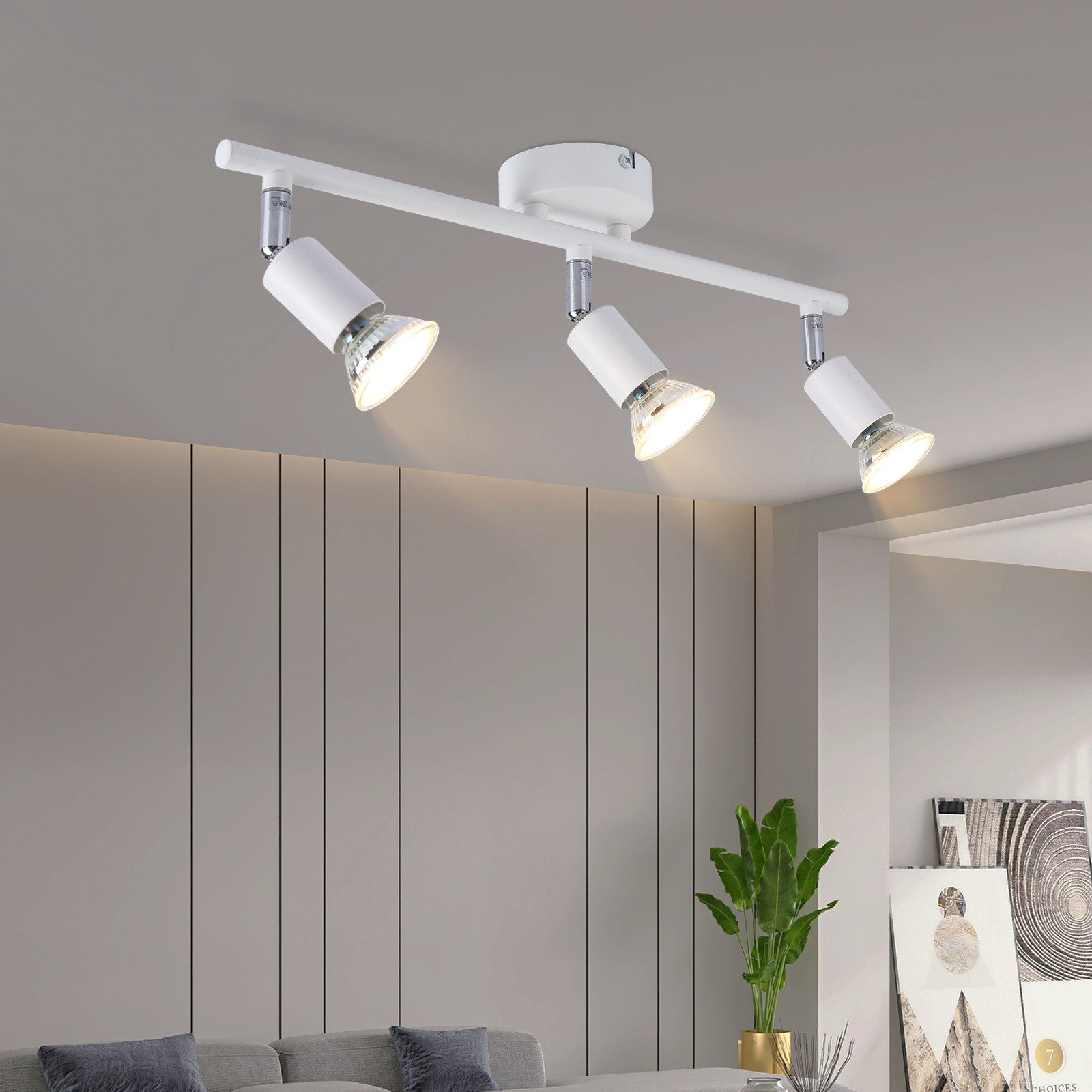 Faretti bianchi su binario, montati a soffitto, in una stanza moderna.