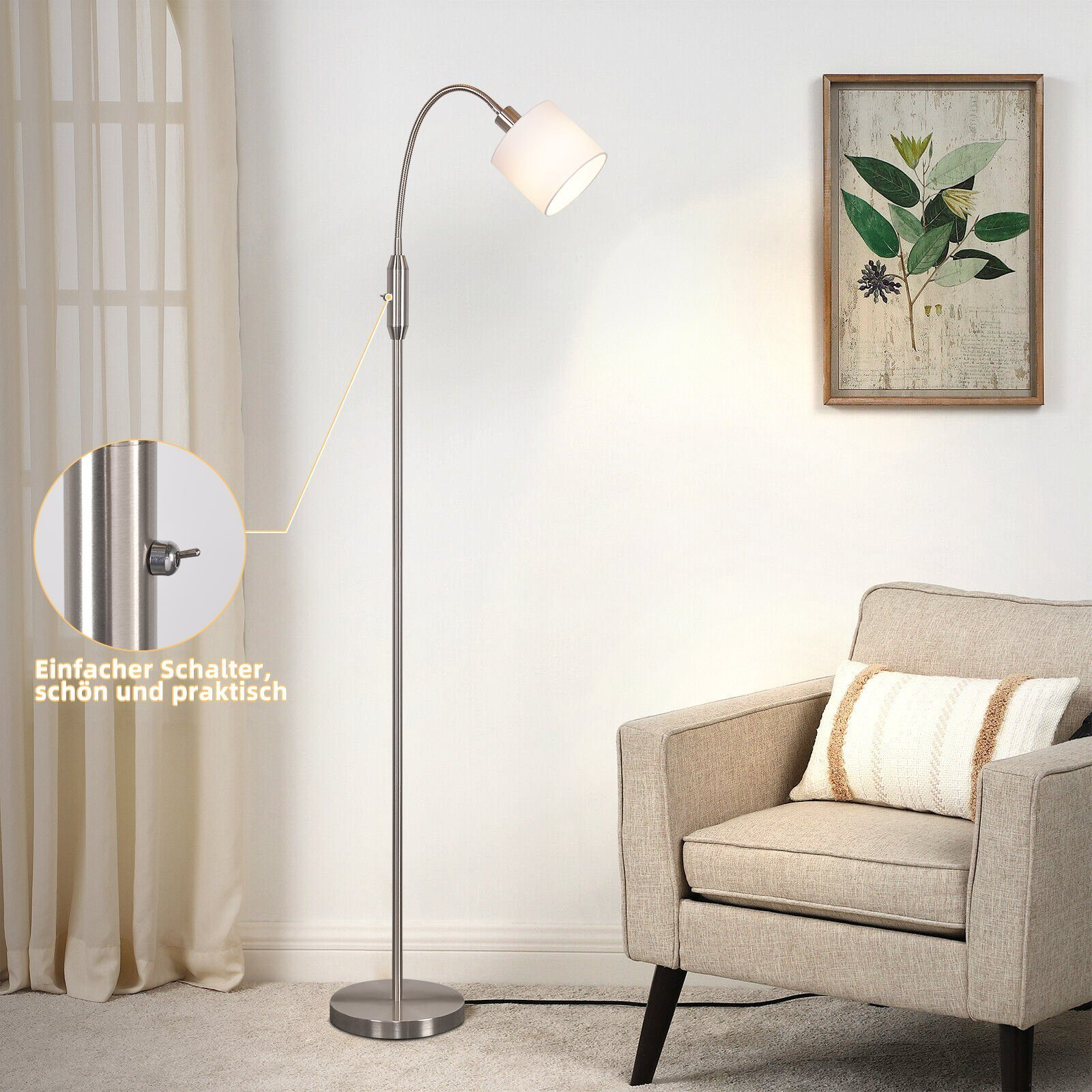 Eine Stehlampe mit gebogenem Arm und weißem Lampenschirm. Sie steht in der Nähe eines Sessels.