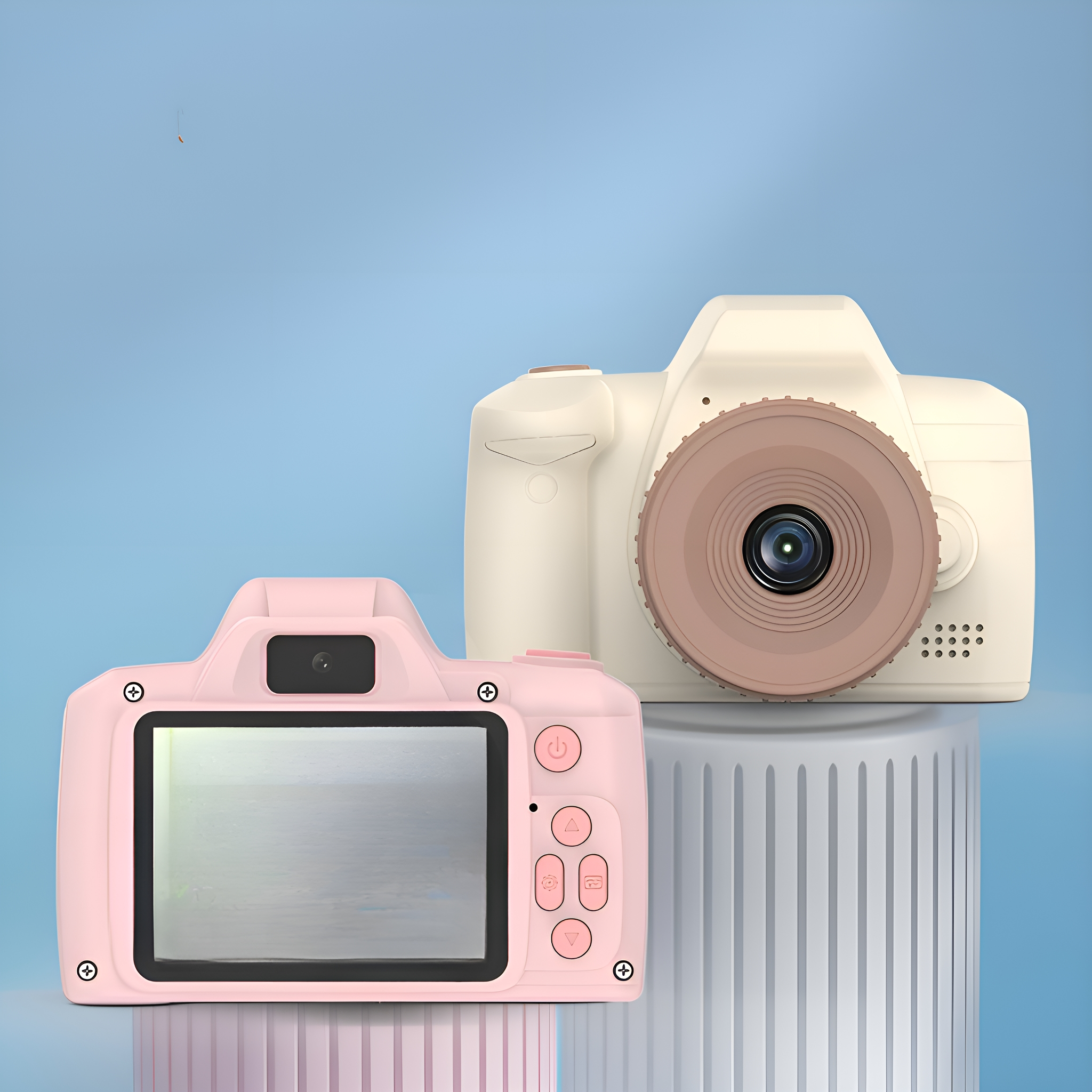 Zwei Spielzeugkameras, eine pinke und eine cremefarbene, auf blauem Hintergrund, eine auf einem Podest.