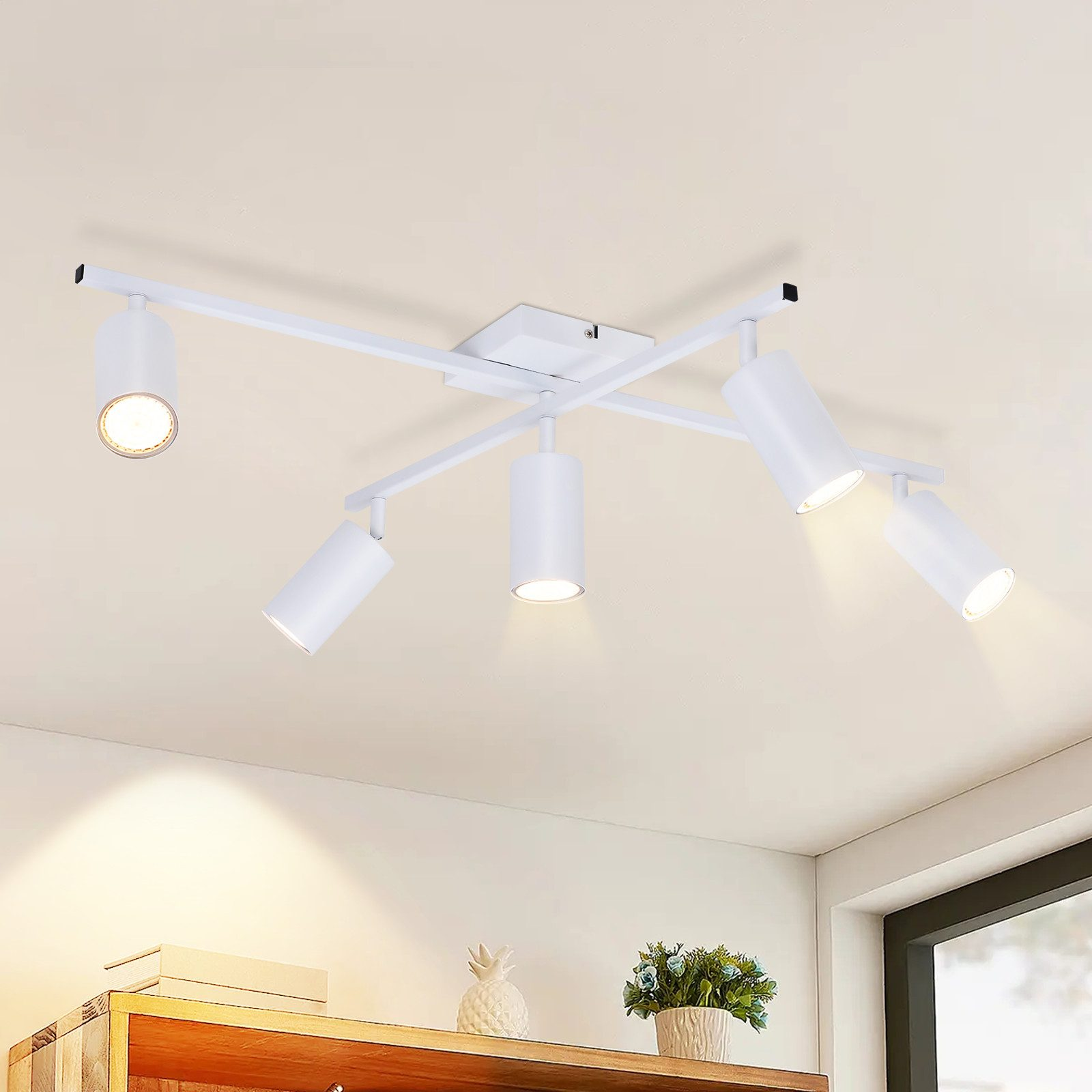 Faretti da soffitto bianchi in una stanza moderna. Le luci sono angolate e direzionate.