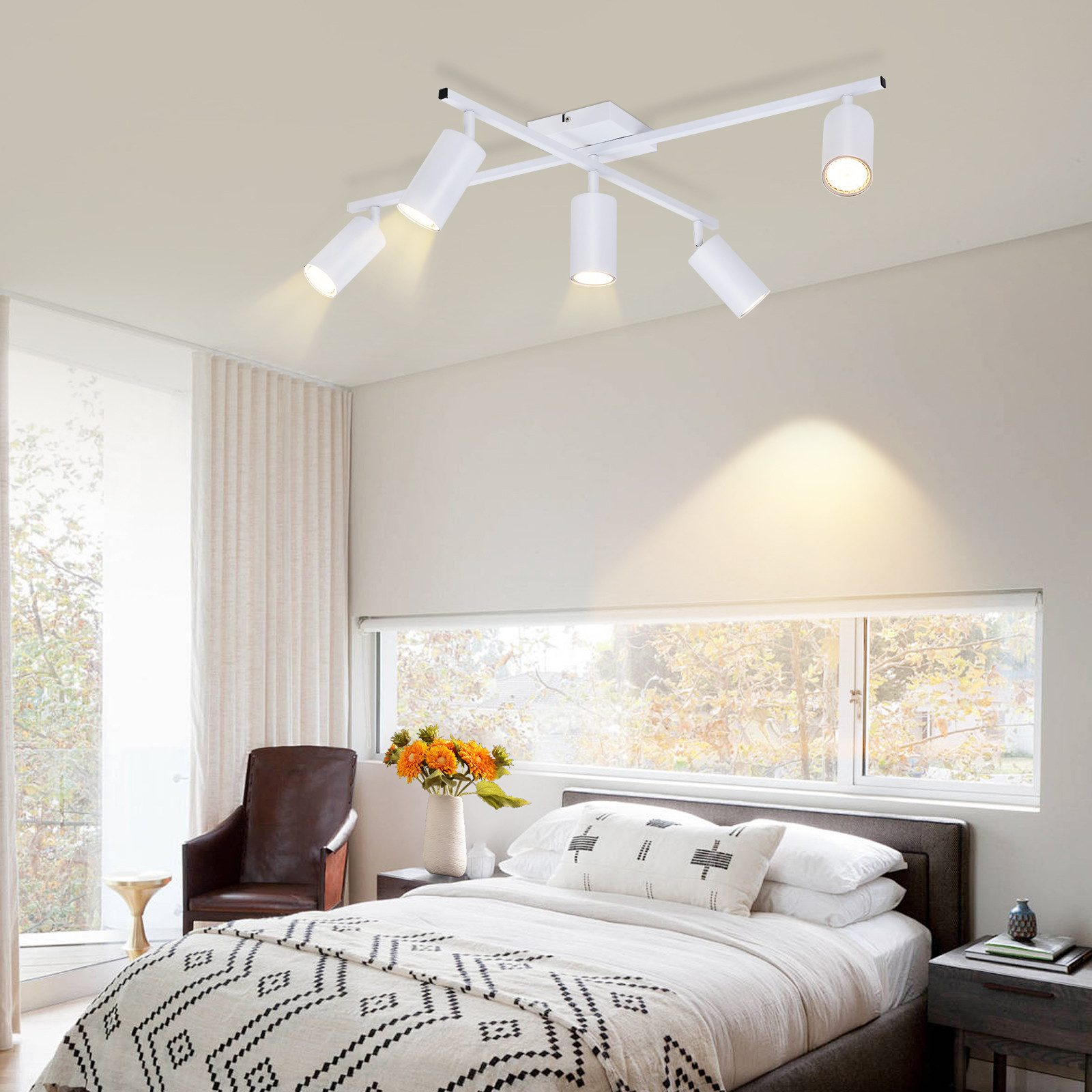 Apparecchio di illuminazione a soffitto bianco con faretti regolabili.