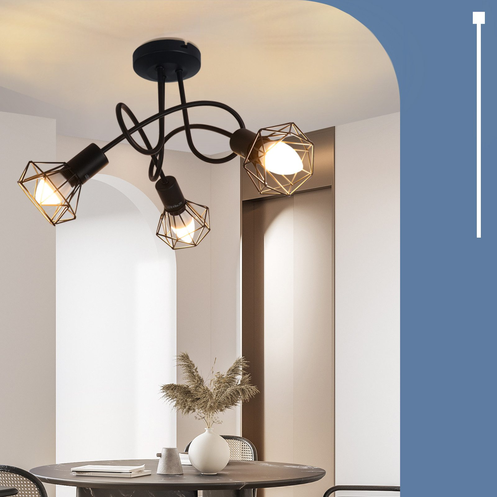 Una lampada da soffitto nera con tre luci in un interno moderno. Un tavolo è in primo piano.