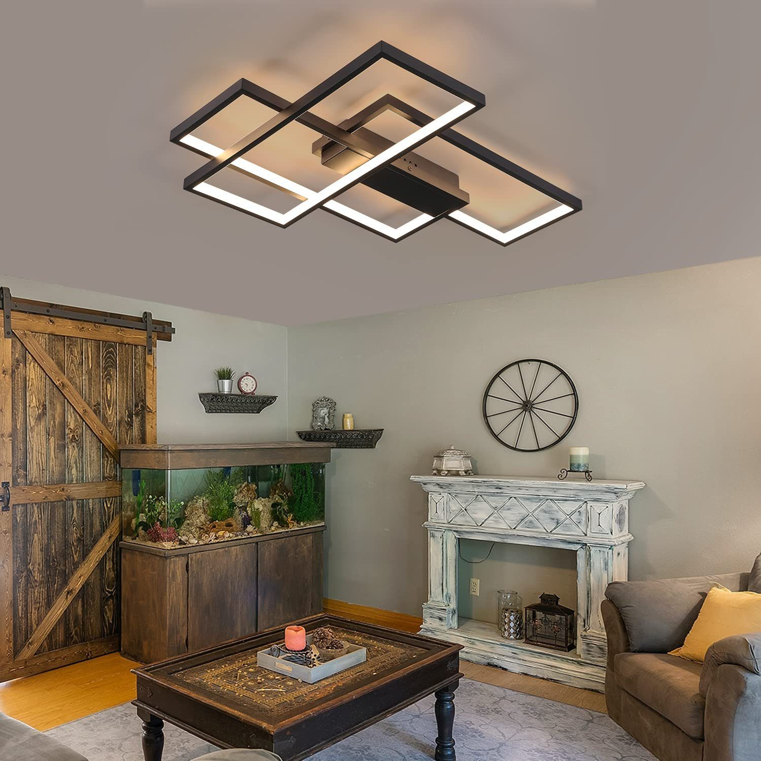Salon, lampa sufitowa, kominek, drewniane drzwi, akwarium i elementy dekoracyjne. Dominują neutralne kolory.