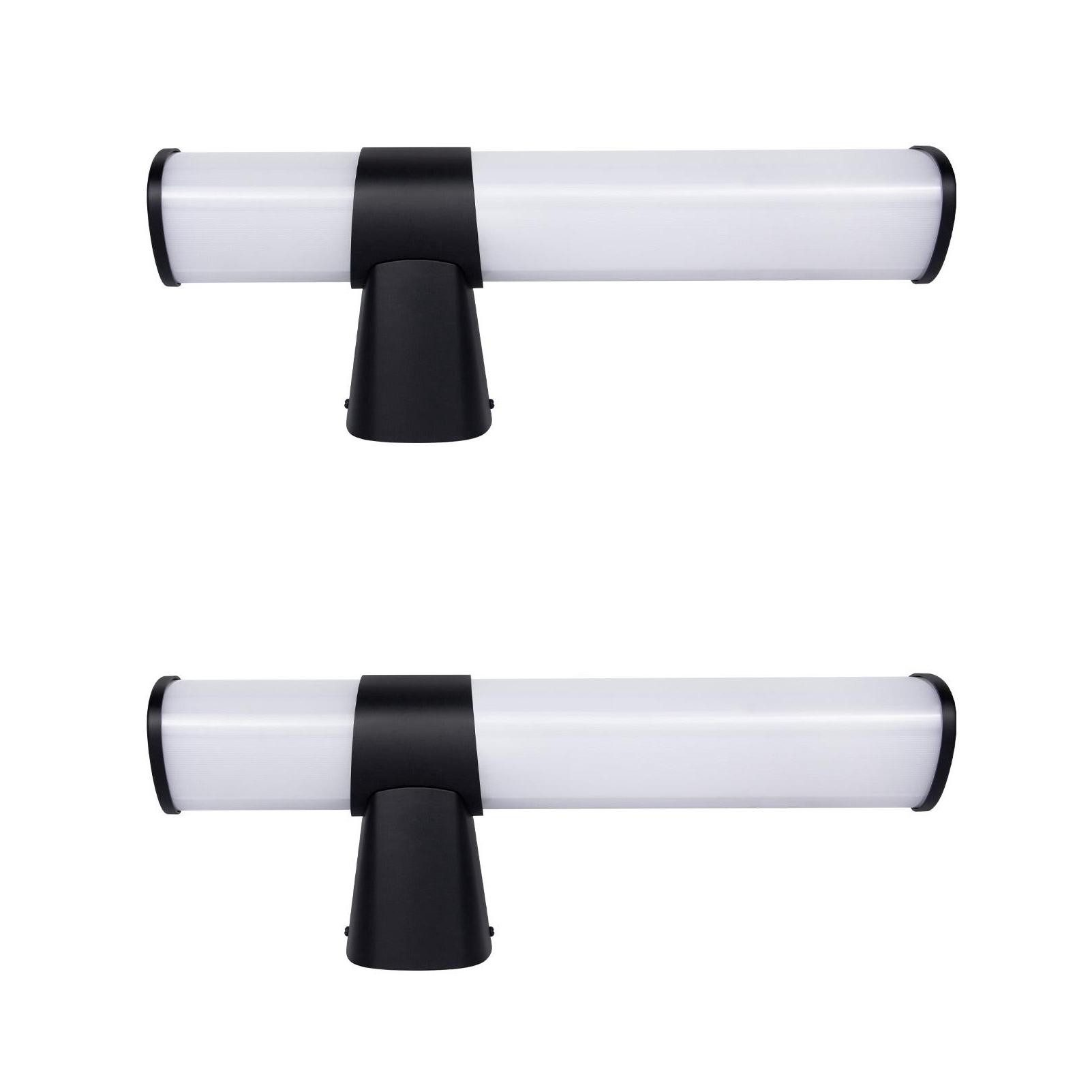 Due lampade da parete nere con tubi luminosi bianchi, montate su sfondo bianco.