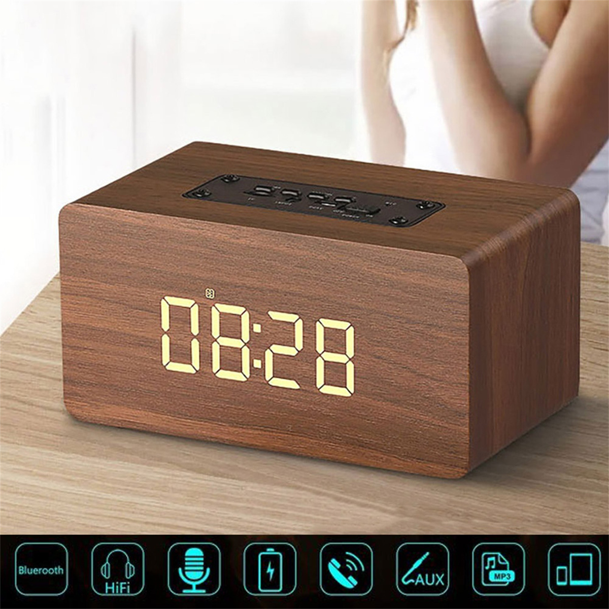 Eine digitale Holzuhr, die 08:28 anzeigt. Unten befinden sich verschiedene Symbole, darunter Bluetooth und AUX.
