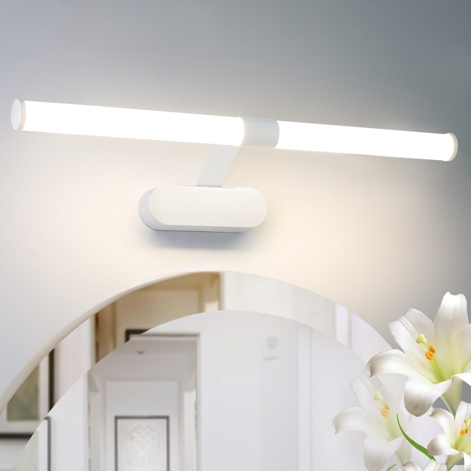 Apparecchio di illuminazione per bagno a LED bianco sopra lo specchio con fiori.